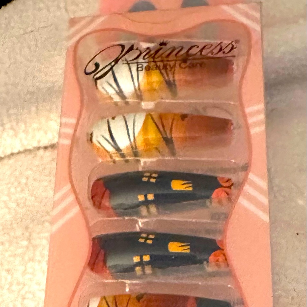 NWT Set of 12 Halloween 🎃 designed nails